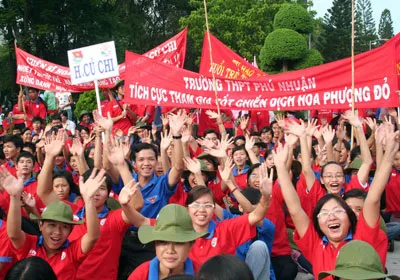 Đoàn viên thanh niên TPHCM tham gia chiến dịch tình nguyện Hoa phượng đỏ. Ảnh: Việt Dũng