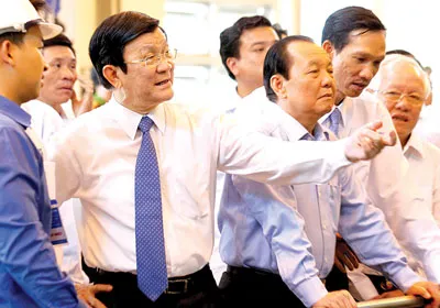 Chủ tịch nước Trương Tấn Sang thăm công trình xử lý nước thải thuộc dự án cải thiện vệ sinh môi trường nước lưu vực Nhiêu Lộc - Thị Nghè. Ảnh: GIẢN THANH SƠN