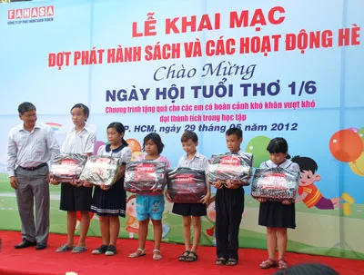 FAHASA trao học bổng cho học sinh nghèo.