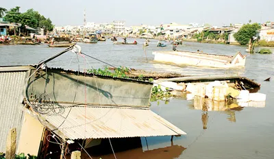 Sạt lở đang cuốn hàng trăm ngôi nhà ở ĐBSCL xuống sông trong những năm gần đây. Ảnh: CAO PHONG