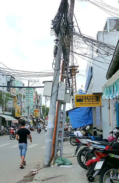 Nhiều trụ điện nghiêng do thi công ẩu