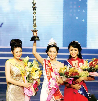 Đặng Thu Thảo đăng quang Hoa hậu Việt Nam 2012
