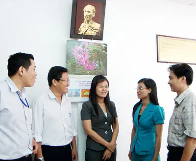 Cán bộ trẻ quận Phú Nhuận đang trao đổi công việc