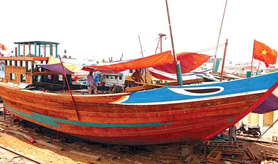 Ngư dân miền Trung đầu tư đóng mới tàu hậu cần nghề cá có quy mô lớn nhất từ trước tới nay.