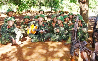 Giây phút thư giãn của những người lính trẻ.