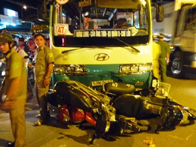 Phóng nhanh, xe buýt tông nhiều xe máy