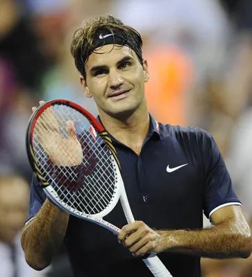 Federer trong trận thắng Donald Young.