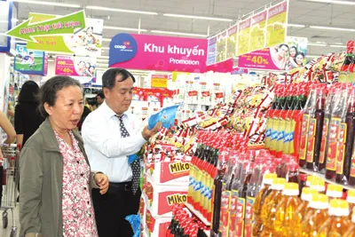 Khách hàng tham gia mua sắm trong chương trình Bếp gia đình - Thắp lửa yêu thương với hơn 300 sản phẩm giảm giá đến 43% của siêu thị Co.opmart