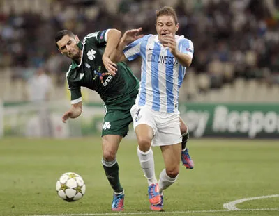 Tiền vệ Joaquin (phải, Malaga) vượt qua Nikos Spyropoulos của Panathinaikos.