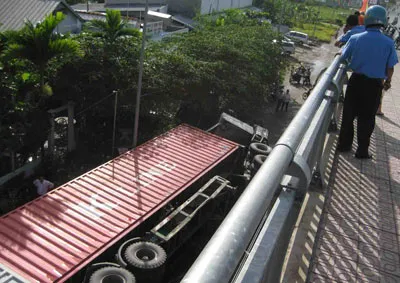 Tài xế ngủ  gật, xe container “bay” khỏi cầu