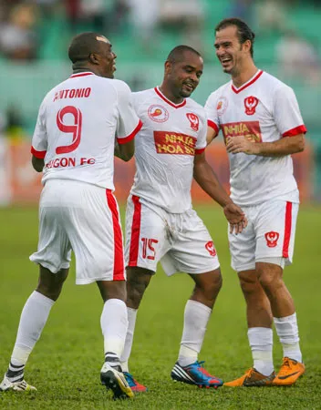 Khi các cầu thủ Sài Gòn Xuân Thành chịu đá hết sức, “hỏa lực” của họ thật đáng sợ. Ảnh: Hoàng Hùng