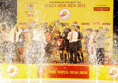 Các cầu thủ CLB Sài Gòn Xuân Thành nâng cao cúp vô định. Ảnh: Nguyễn Nhân