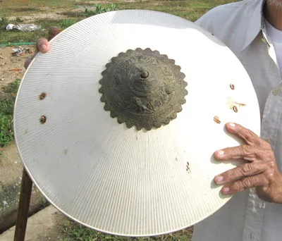 Cụ già có chiếc nón cổ