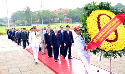 Leaders of the Party and State visit President Ho Chi Minh Mausoleum (Photo: Minh Dien, SGGP)