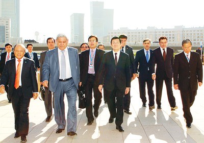 President Truong Tan Sang (C) visits the National Oil and Gas Company in Astana on Sep. 11,2012. (Photo: VNA)