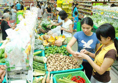 Customers buy foods at a supermarket. (Photo: SGGP)