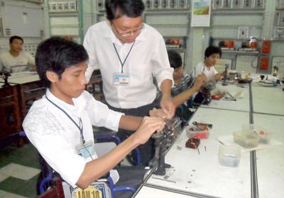 A teacher instructs students in a vocational training center (Photo: SGGP)