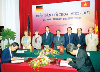 A signing ceremony between Vietnam Motor Industry Corporation and Siemens Vietnam Ltd. for manufacturing buses (Photo: SGGP)