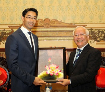 City's Chairman Le Hoang Quan offers an embroider picture to German Minister of Economics and Tchnology Philipp Roesler.