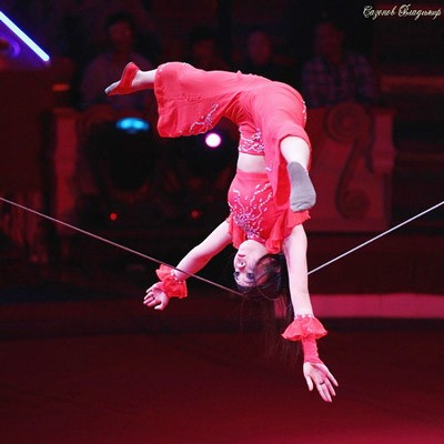 Thang bang tren day thep chung (balancing on a string) performance