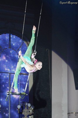 Du chong dau (Swinging) performance