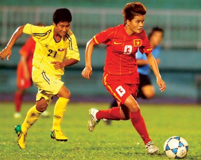 Vietnam (in the red uniform) wins Myanmar at the final of the AFF Women Championship 2012 (Photo: SGGP)