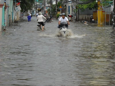 Several streets might continue to remain inundated due to heavy rains in HCMC (Photo: SGGP)