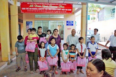 Cap: Representatives of SGGP present gifts to poor children in Cu Chi District in HCMC on occasion of Mid-Autumn Festival (Photo: Tran Thanh)