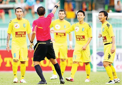 Đội tuyển bóng đá Việt Nam - Nóng chuyện tư cách cầu thủ