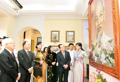 Bí thư Thành ủy TPHCM Lê Thanh Hải cùng các đồng chí lãnh đạo TP xem triển lãm về Chủ tịch Hồ Chí Minh. Ảnh: VIỆT DŨNG