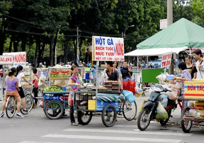 Ông Nguyễn Ngọc Tường, Phó trưởng ban chuyên trách Ban An toàn Giao thông TPHCM: Lập nhóm tự quản giữ gìn trật tự lòng, lề đường