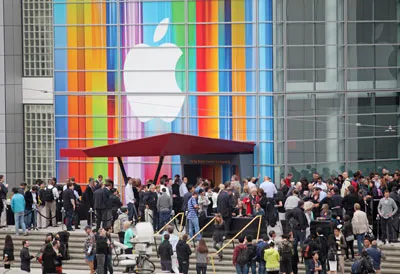 Đông đảo người chờ tham dự lễ giới thiệu iPhone 5 tại Trung tâm Nghệ thuật Yerba Buena ở San Francisco, Mỹ