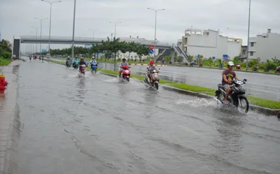 Đại lộ Võ Văn Kiệt bị ngập nước trong cơn mưa sáng nay