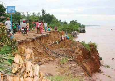 Đồng Tháp: Dân vùng lũ nhọc nhằn chạy lở