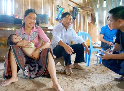 Sùng Thị Sua và trưởng bản Huổi Khon Sùng A Kỷ kể chuyện ngày ấy ở Huổi Khon.