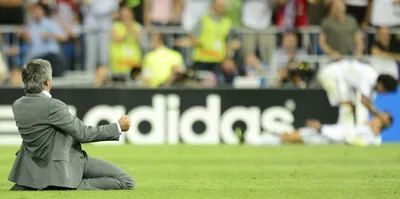 HLV Jose Mourinho cũng lao vào sân ngay sau đó.