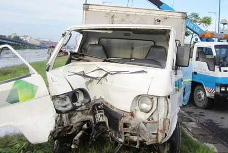 Xe tải mất lái đâm qua 3 lớp dải phân cách