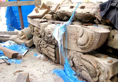 Các cấu kiện tinh xảo bị vứt bỏ trong vụ xâm hại di tích kiến trúc quốc gia đình Xuân Tảo - Hà Nội.