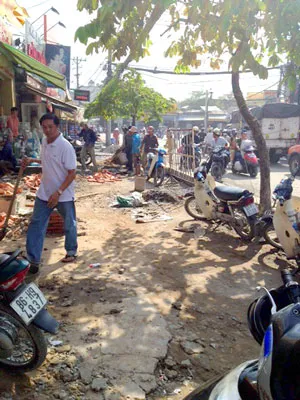 Tắc trách trong thi công đoạn đường Nơ Trang Long: Cư dân và người đi đường lãnh đủ