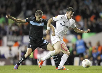 Hậu vệ Senad Lulic (trái, Lazio) nỗ lực truy cản pha đi bóng của tiền vệ Tottenham Gareth Bale.