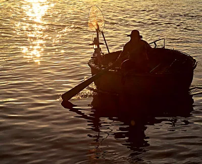 Trở về sau một đêm kiếm sống trên biển.