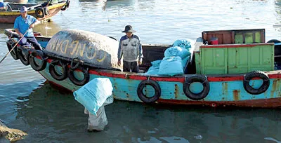 Chuẩn bị đá cho chuyến ra khơi tiếp theo.