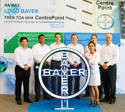 Ban lãnh đạo Bayer Việt Nam trong lễ ra mắt logo Bayer trên tòa nhà CenterPoint.