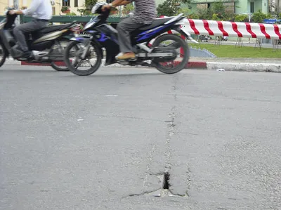 Mặt cầu Kiệu trên đường Phan Đình Phùng, quận Phú Nhuận xuất hiện những vết nứt do cầu xuống cấp nghiêm trọng.