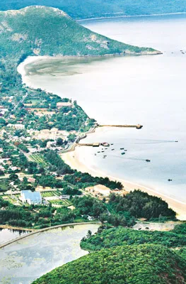 Một góc thị trấn Côn Đảo, huyện Côn Đảo, đang xây dựng và phát triển, thay da đổi thịt từng ngày. Rừng nguyên sinh ngập mặn thuộc Vườn Quốc gia Côn Đảo với 6.000ha trên cạn và 14.000ha vùng nước. Khép lại đau thương.