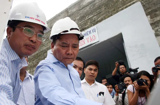 Phó Thủ tướng Nguyễn Xuân Phúc kiểm tra thân đập thủy điện Sông Tranh 2.