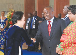 Vice President Nguyen Thi Doan (left) is greeted by the President of the Democratic Republic of Congo, Joseph Kabila, at the 14th Francophone Summit in Kinshasa in the Democratic Republic of Congo. — VNA/VNS Photo Thong Nhat