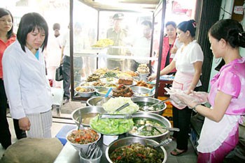 Quality of food being checked in a canteen in the Industrial Park (Photo: SGGP)