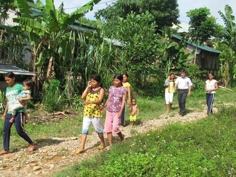 Inhabitants rush out of their houses during earthquakes on Oct. 22, 2012 in Bac Tra My district of Quang Nam province.