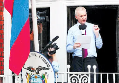 Julian Assange tiết lộ nơi trú ẩn như trạm không gian